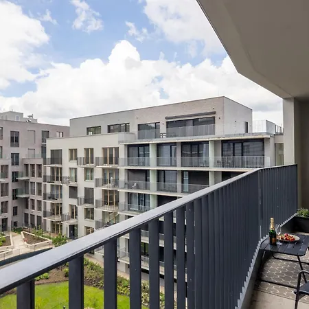 Stylish Flat By The Metro شقة
