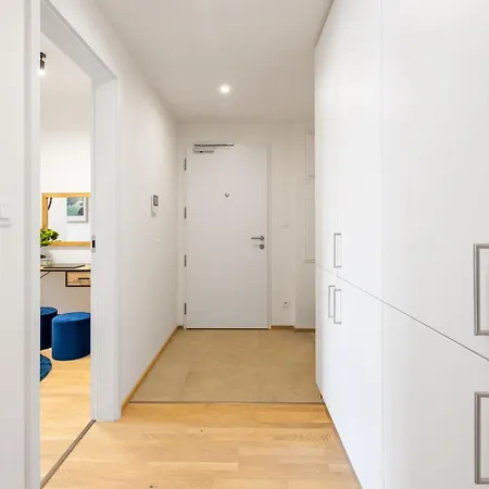 Stylish Flat By The Metro Praag